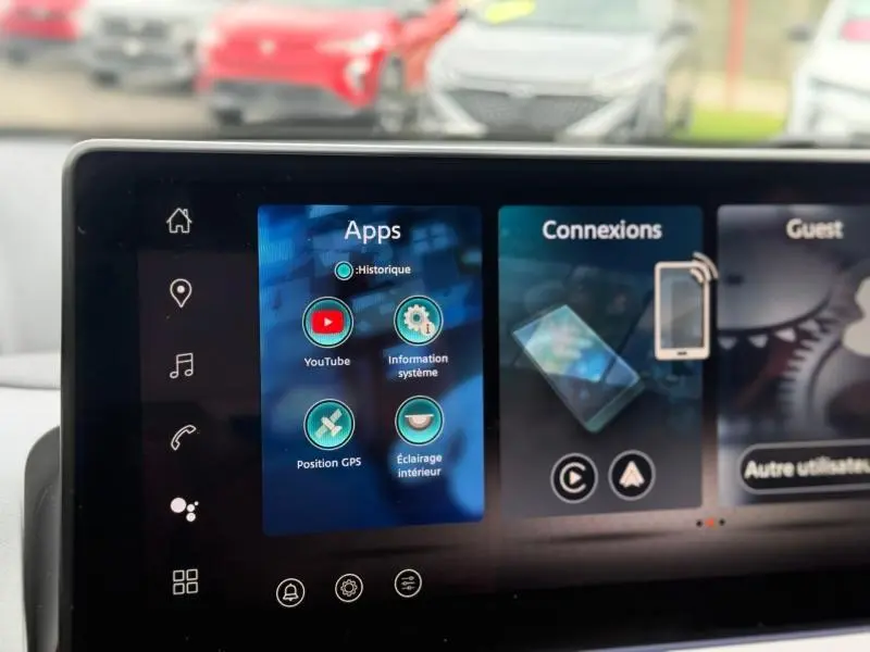 Vue rapprochée de l'écran tactile intérieur du Nissan Qashqai Hybrid e-POWER 2025 affichant les applications et connexions.