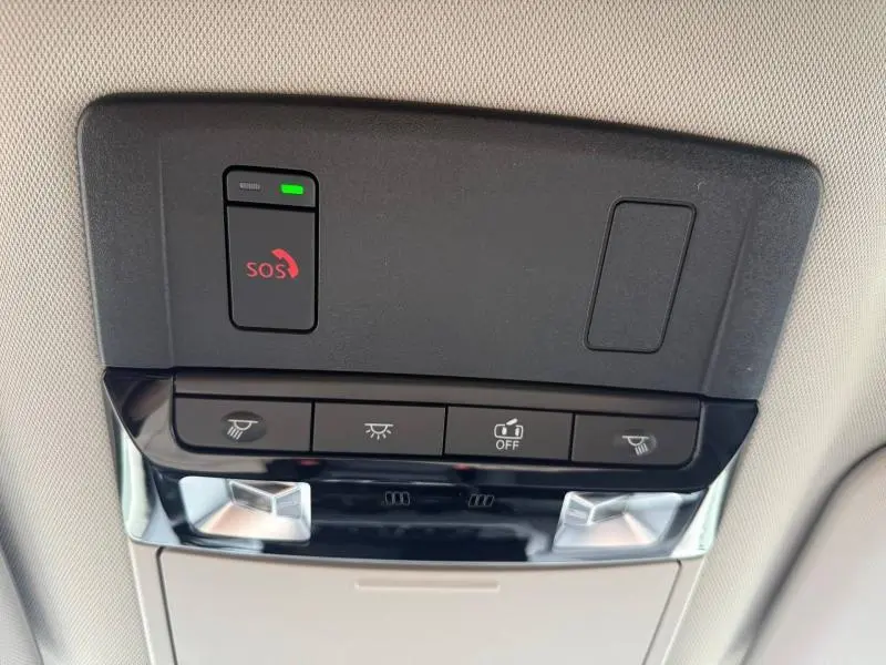 Vue en gros plan du panneau de commandes intérieures au plafond du Nissan Qashqai Hybrid e-POWER 2025, avec bouton SOS et éclairages intégrés.