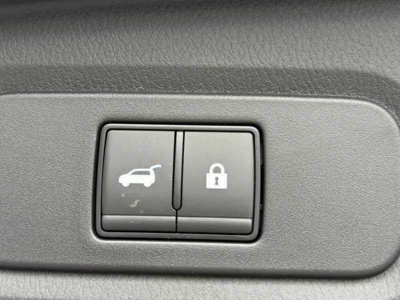 Boutons intérieurs de commande du hayon et de verrouillage sur un Nissan Qashqai Hybrid e-POWER 2025, finition Gris Argile.