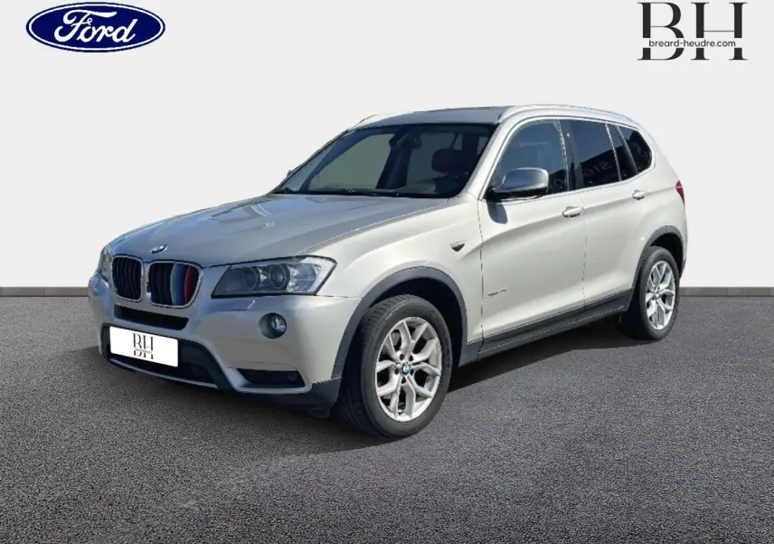 BMW X3 xDrive20d 2013 en Mineralsilber, vue 3/4 avant droit avec jantes alu 17 pouces et calandre tricolore.