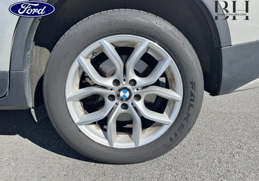 Gros plan sur la jante alu 17 pouces d’un BMW X3 Mineralsilber, mettant en valeur le logo BMW au centre.