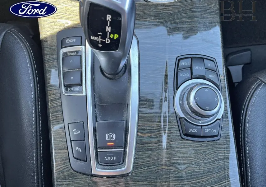 Gros plan sur la console centrale en bois avec levier de vitesse et commandes du BMW X3 Mineralsilber xDrive20dA 2013.
