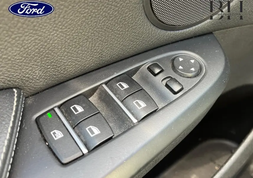 Commande des vitres électriques côté conducteur en plastique noir dans une BMW X3 Mineralsilber, vue intérieure rapprochée.