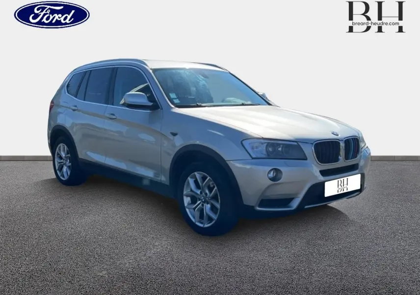 BMW X3 xDrive20d 2013 en Mineralsilber, vue 3/4 avant droit avec jantes alu 17 pouces et calandre caractéristique.