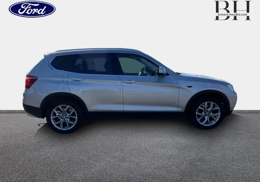 Profil droit d'un BMW X3 Mineralsilber 2013 avec jantes alu 17 pouces et vitres teintées sur fond clair.