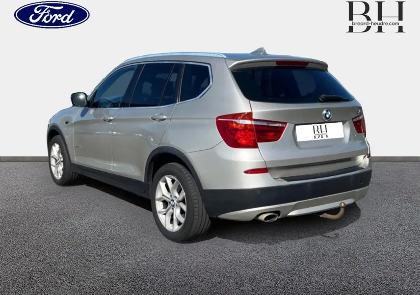 BMW X3 Mineralsilber vue 3/4 arrière droit, avec attelage, jantes alu 17 pouces et vitres teintées.