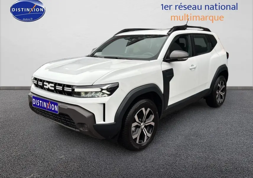 Vue 3/4 avant du Dacia Duster blanc arctic avec barres de toit et jantes alu distinctives.