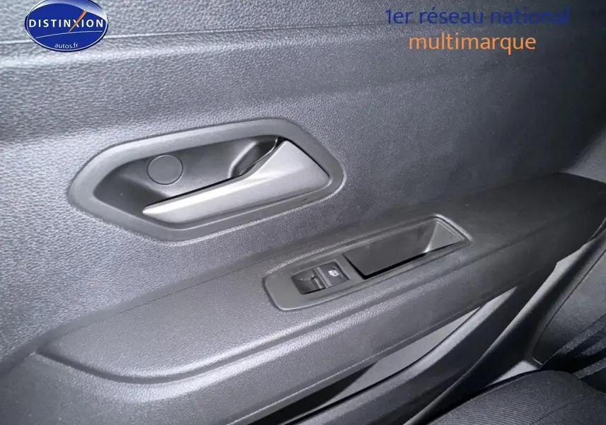 Poignée intérieure et commandes de vitre côté droit du Dacia Duster blanc Arctic 2025, version 1.2 TCe mild hybrid.