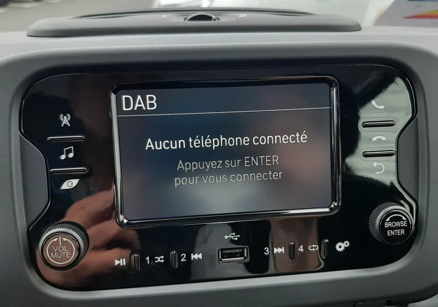 Écran central tactile de la Fiat Panda 2025 affichant un message de connexion téléphone, intérieur noir en tissu.
