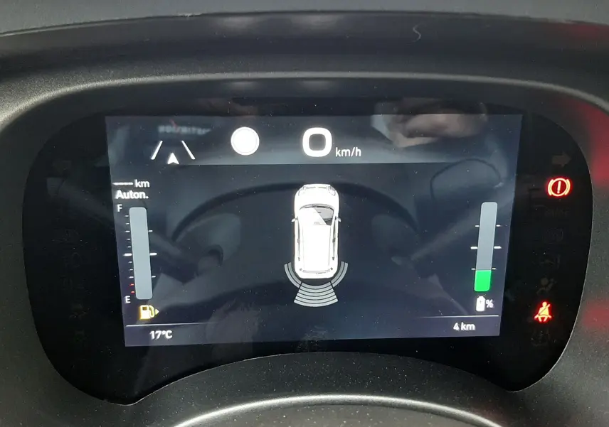Affichage numérique du tableau de bord de la Fiat Panda 2025 montrant la vitesse à 0 km/h et les alertes de sécurité.