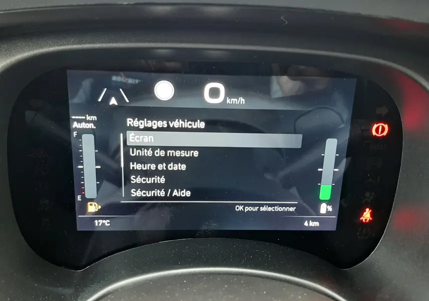 Tableau de bord numérique de la Fiat Panda 2025 affichant les réglages véhicule et la vitesse à zéro km/h.
