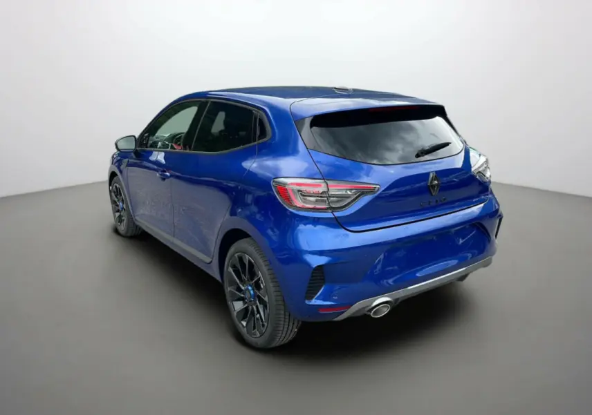 Vue 3/4 arrière droite d'une Renault Clio V E-TECH 145 Esprit Alpine bleu iron avec jantes noires et échappement visible.