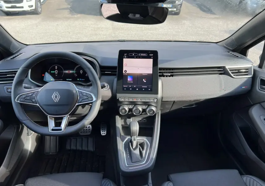 Intérieur de la Renault Clio V E-TECH 145 Esprit Alpine 2025, vue tableau de bord et console centrale avec écran tactile vertical.