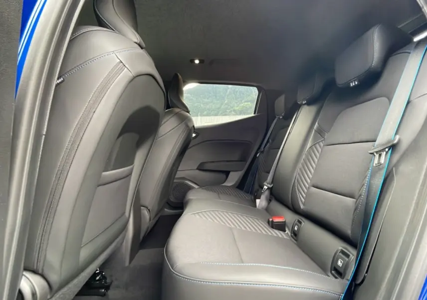 Vue latérale intérieure des sièges arrière en cuir noir avec surpiqûres bleues d'une Renault Clio V E-TECH 145 Esprit Alpine 2025.