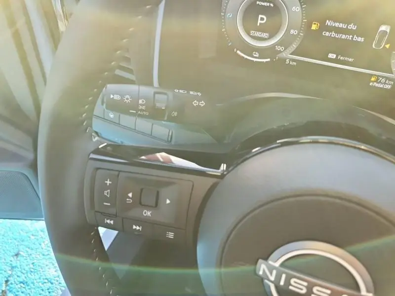 Gros plan sur le volant multifonction et le tableau de bord numérique du Nissan Qashqai Hybrid e-POWER 2025.