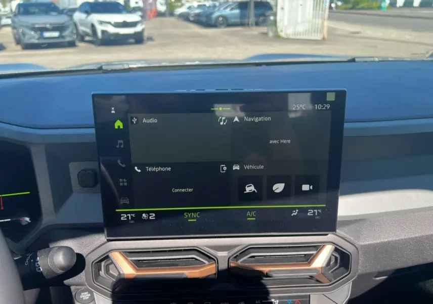 Vue intérieure du tableau de bord du Dacia Bigster Hybrid 155 Extreme Plus avec écran tactile central et aérateurs hexagonaux.