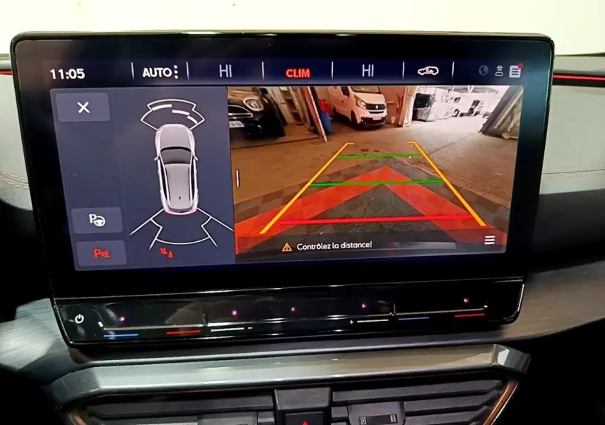 Écran tactile central affichant la caméra de recul et les capteurs de stationnement dans un CUPRA Formentor gris foncé.