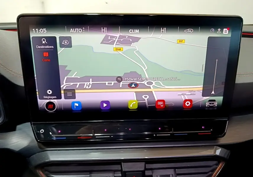 Écran tactile central 12 pouces du tableau de bord du CUPRA Formentor gris foncé, affichant la navigation 3D.