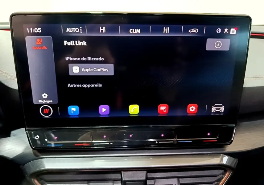 Écran tactile central 12 pouces du tableau de bord du CUPRA Formentor gris foncé, affichant Apple CarPlay.