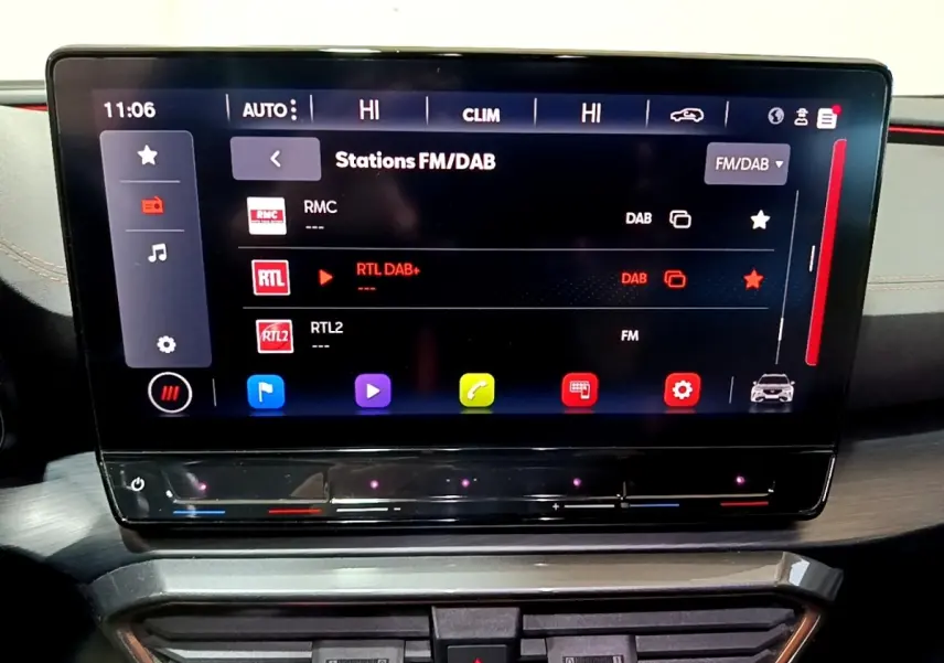 Écran tactile central 12 pouces du tableau de bord de la CUPRA Formentor 2024, affichant les stations FM/DAB.