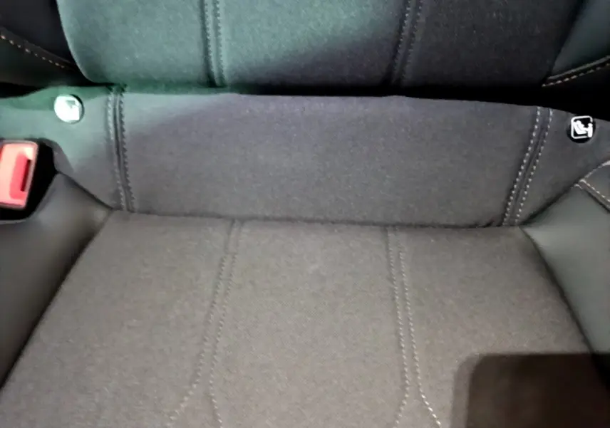 Gros plan sur l'assise arrière en tissu gris foncé du CUPRA Formentor 1.5 TSI 2024 avec fixation Isofix visible.