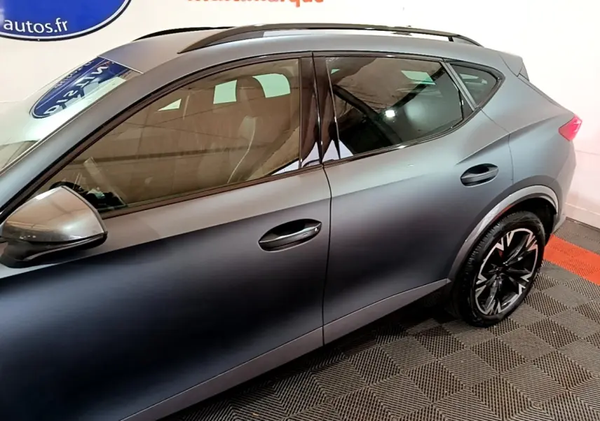 Vue latérale droite du CUPRA Formentor gris foncé 2024, mettant en valeur les jantes noires au design sportif.