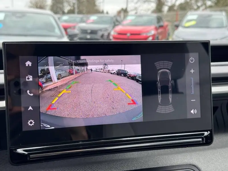 Écran tactile intérieur montrant la caméra de recul de la Citroën C3 électrique 2025, vue arrière avec guidage coloré.