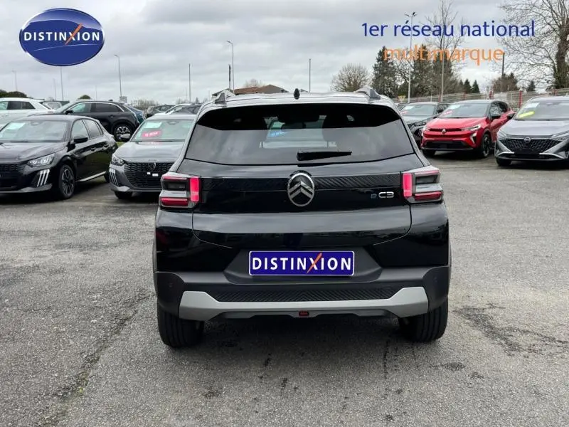 Vue arrière d'une Citroën C3 électrique 2025 en noir Perla Nera avec feux LED et logo central distinctif.