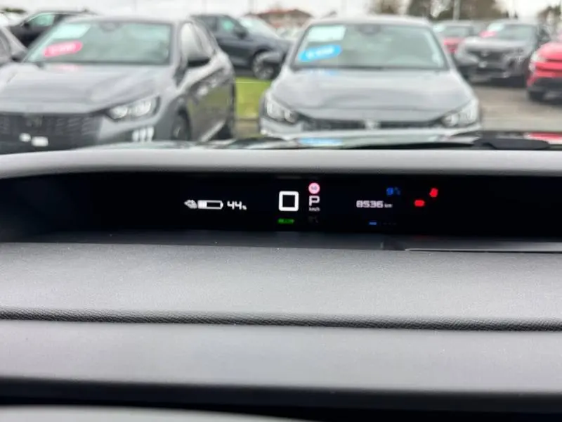 Vue intérieure du tableau de bord numérique de la Citroën C3 électrique 2025, avec affichage de l'autonomie et du compteur.