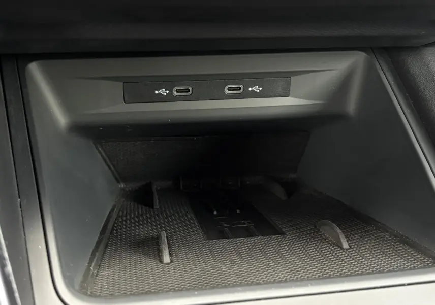 Gros plan sur la console centrale du CUPRA Formentor avec deux ports USB-C noirs intégrés, intérieur sobre et fonctionnel.