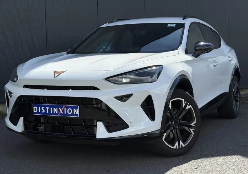 CUPRA Formentor blanc Neige en 3/4 avant droit avec jantes alliage 18'' et logo Cuprarouge sur calandre.