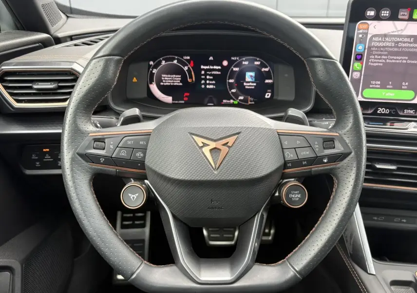 Vue rapprochée du volant Supersports CUPRA noir perforé avec logo cuivre et tableau de bord numérique du Formentor 2025.