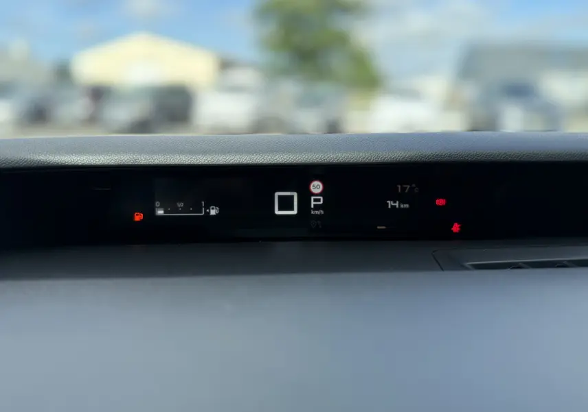 Affichage numérique du tableau de bord du Citroën C3 Aircross Hybrid 145, indiquant la vitesse à 0 km/h et la température extérieure à 17°C.