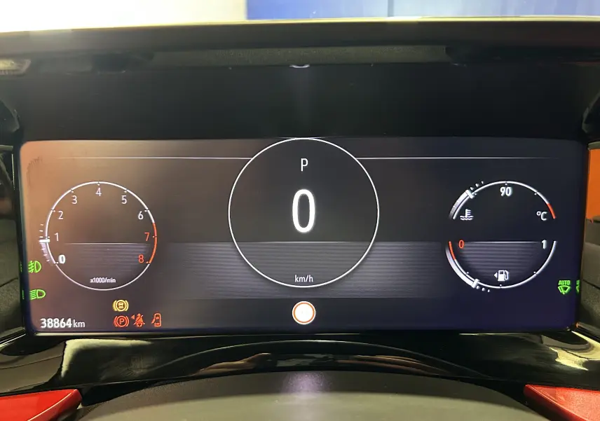 Tableau de bord numérique de l'Opel Mokka GS Line gris, affichant vitesse à 0 km/h et compte-tours au ralenti.