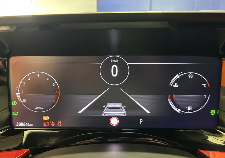 Affichage numérique du tableau de bord de l'Opel Mokka GS Line 2022, montrant la vitesse à 0 km/h et compte-tours.