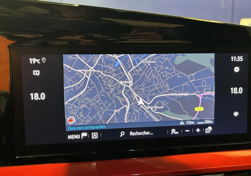 Écran tactile du système de navigation de l’Opel Mokka GS Line 130 BVA8 affichant une carte routière en intérieur.