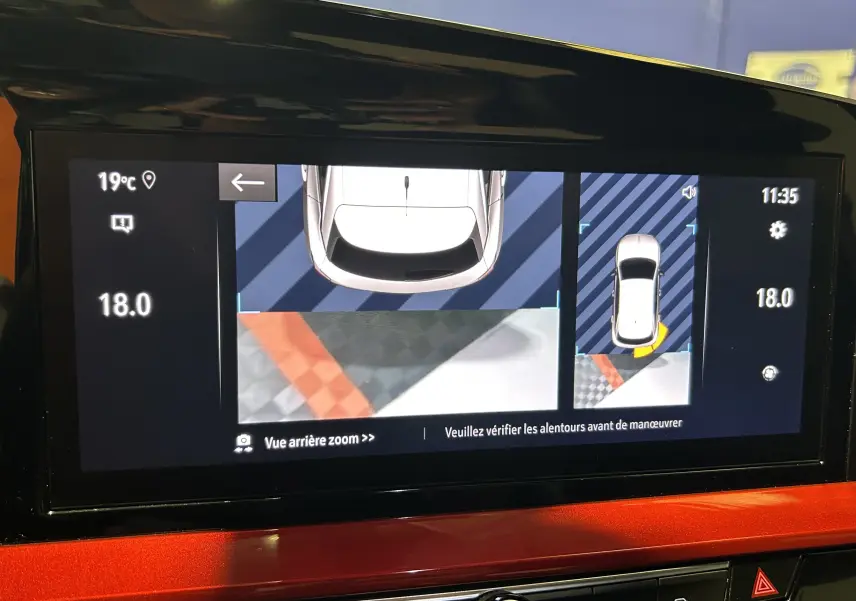 Écran de caméra de recul affichant une vue aérienne et arrière du Opel Mokka gris avec barre de toit Thule.
