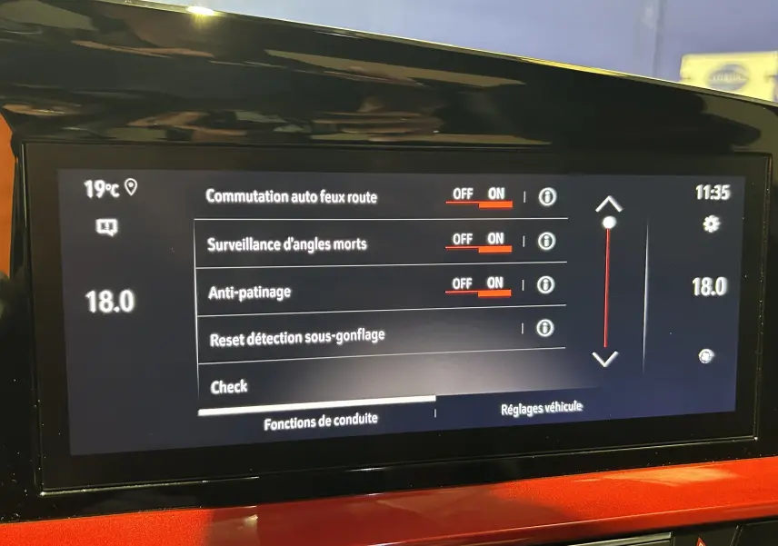 Écran tactile intérieur affichant les réglages d'assistance à la conduite sur Opel Mokka gris, vue rapprochée du tableau de bord.