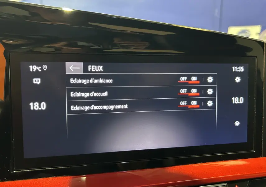 Écran tactile intérieur affichant les réglages des feux d’ambiance, accueil et accompagnement sur Opel Mokka gris.