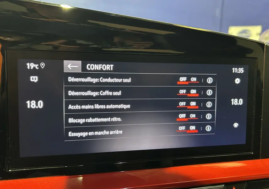 Écran tactile intérieur affichant les réglages confort du véhicule Opel Mokka GS Line 2022, avec interface en français.