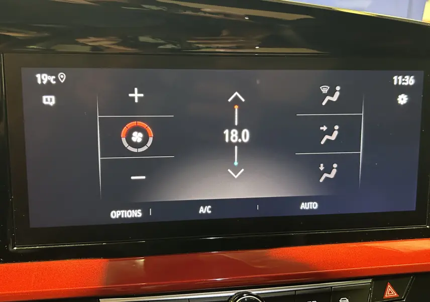 Écran tactile intérieur de l’Opel Mokka gris, affichant la climatisation réglée à 18°C avec commandes de ventilation visibles.
