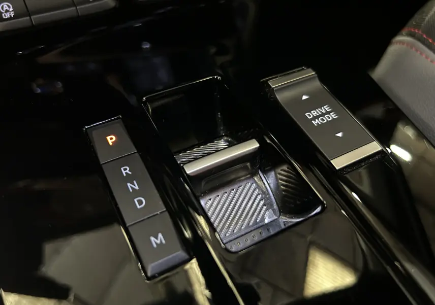 Gros plan sur la console centrale noire de l’Opel Mokka GS Line 2022, avec sélecteur de boîte auto et bouton Drive Mode.