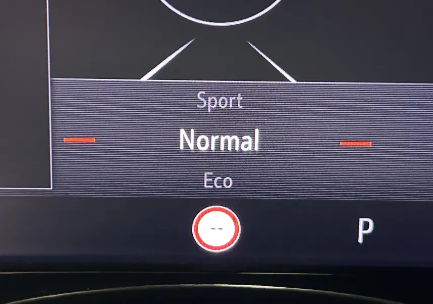 Affichage du mode de conduite "Normal" sur l'écran central de l'Opel Mokka gris, vue intérieure du tableau de bord.