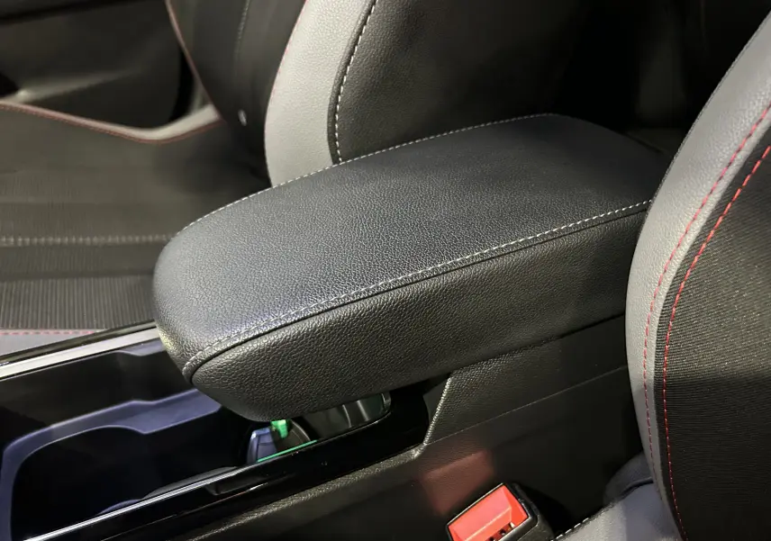 Détail de l'accoudoir central en cuir noir avec surpiqûres blanches, entre les sièges avant du Opel Mokka GS Line 2022.