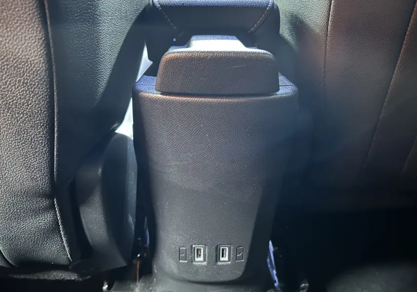 Vue rapprochée de la console centrale arrière noire de l'Opel Mokka GS Line 2022 avec deux ports USB visibles.