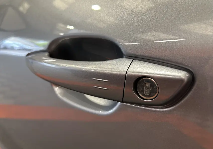 Poignée de porte gris métallisé côté droit de l’Opel Mokka GS Line 2022 avec serrure intégrée visible.