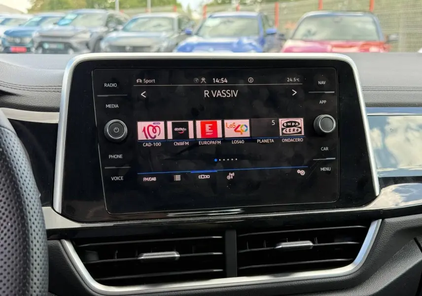 Écran tactile central du tableau de bord du Volkswagen T-Roc 2025, avec commandes multimédia visibles.