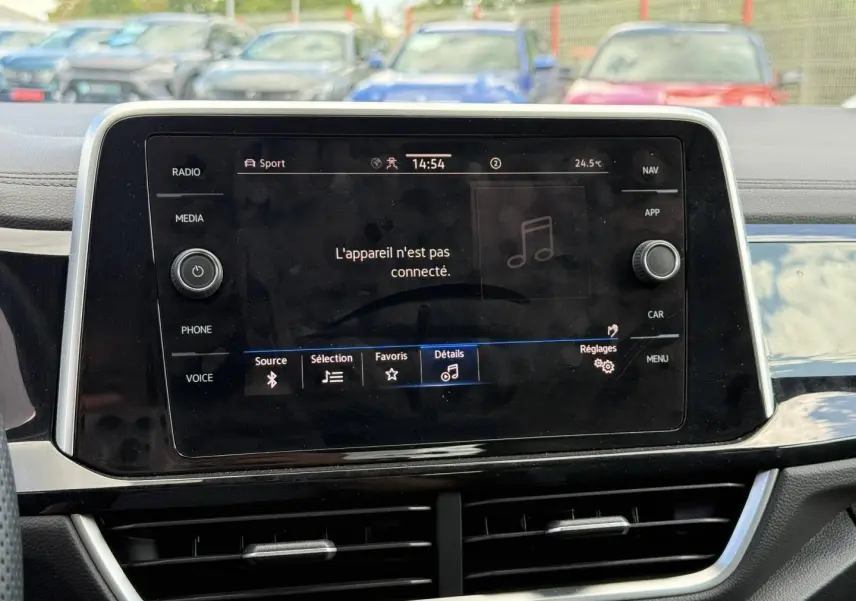 Écran tactile central du tableau de bord du Volkswagen T-Roc 2025, affichage multimédia non connecté.