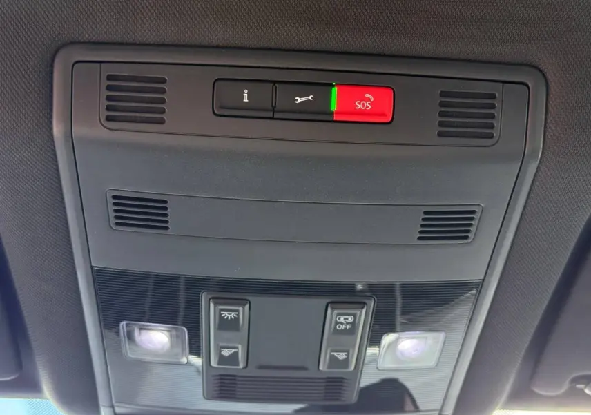 Plafonnier intérieur avec commandes d’éclairage et bouton SOS du Volkswagen T-Roc 1.5 TSI Evo2 gris Indium 2025.