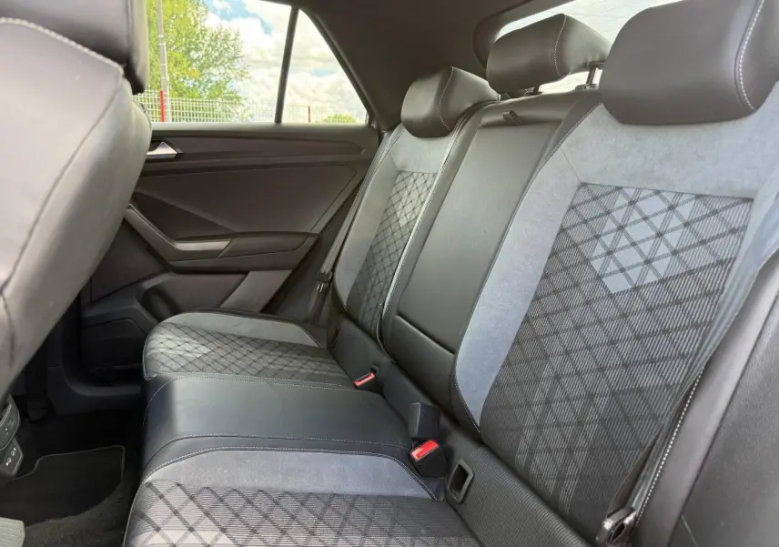 Vue intérieure côté droit des sièges arrière en artvelours gris et cuir du Volkswagen T-Roc 2025 finition R-Line.